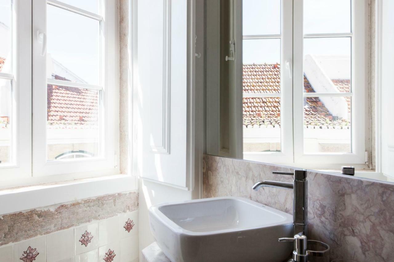 Alfama Sophisticate Flat With Balconies 2Bedrs 2Baths & Ac In 19Th Century Building Historic Center Appartement Lissabon Buitenkant foto